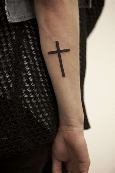 cruz en el antebrazo|Tatuajes de cruces: Significado y mejores diseños de cruz